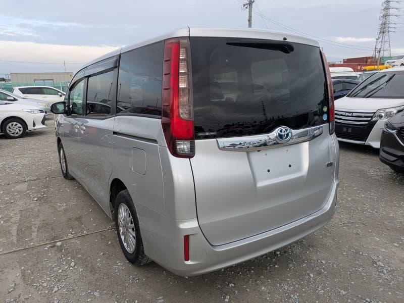 TOYOTA NOAH 2015 7 thumbnail 6