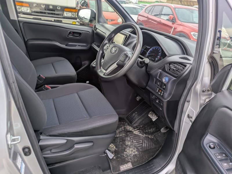 TOYOTA NOAH 2015 7 thumbnail 9