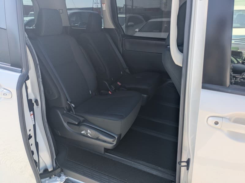 TOYOTA NOAH 2015 8 thumbnail 12