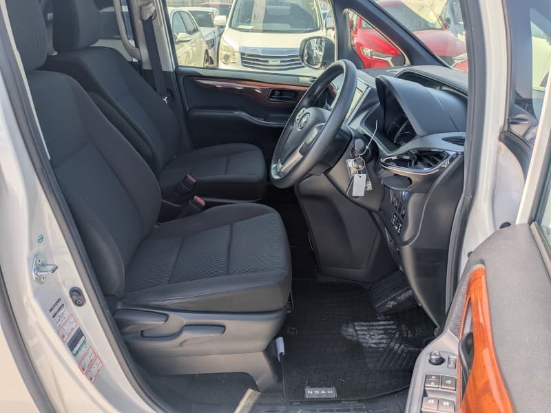 TOYOTA NOAH 2015 8 thumbnail 14