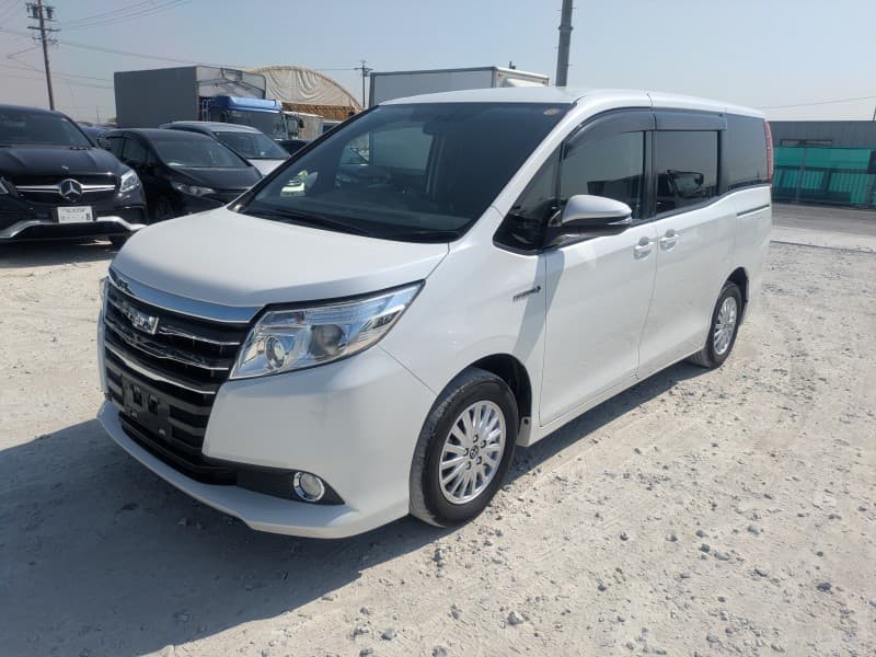 TOYOTA NOAH 2015 8 thumbnail 3