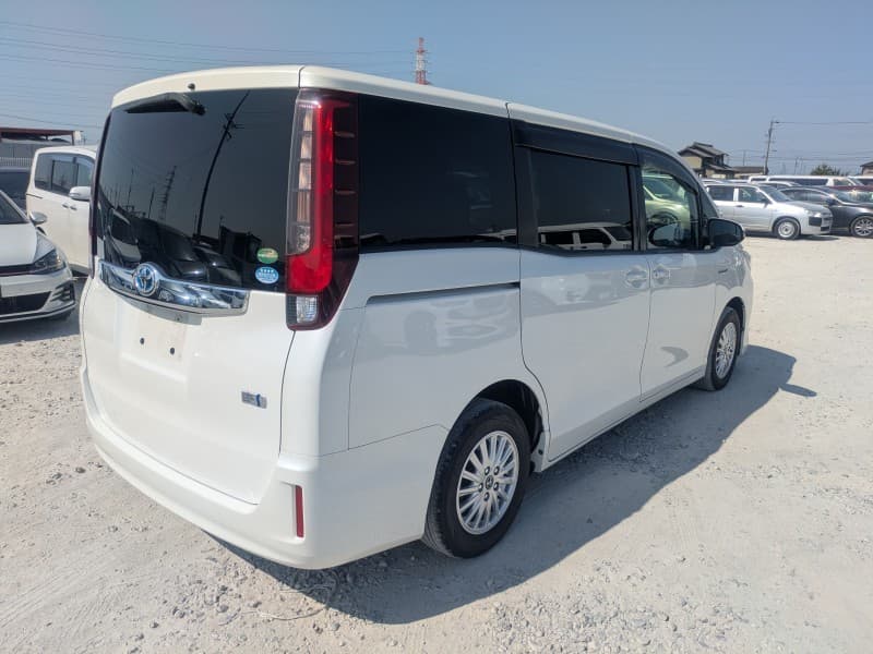 TOYOTA NOAH 2015 8 thumbnail 4