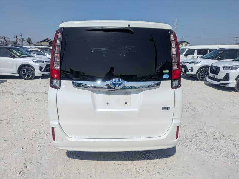 TOYOTA NOAH 2015 8 thumbnail 5