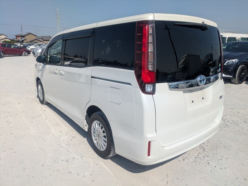 TOYOTA NOAH 2015 8 thumbnail 6