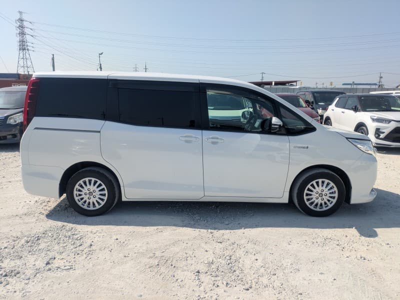 TOYOTA NOAH 2015 8 thumbnail 7