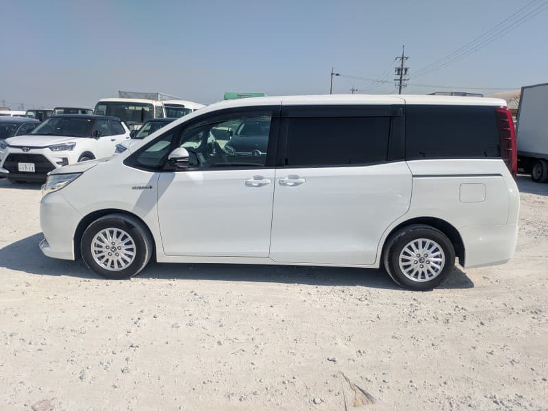 TOYOTA NOAH 2015 8 thumbnail 8