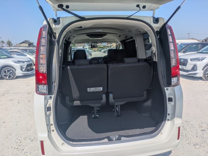TOYOTA NOAH 2015 8 thumbnail 9