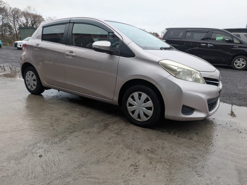 TOYOTA VITZ 2012