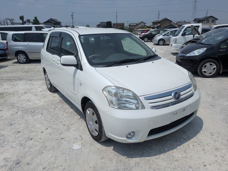 TOYOTA RAUM 2011