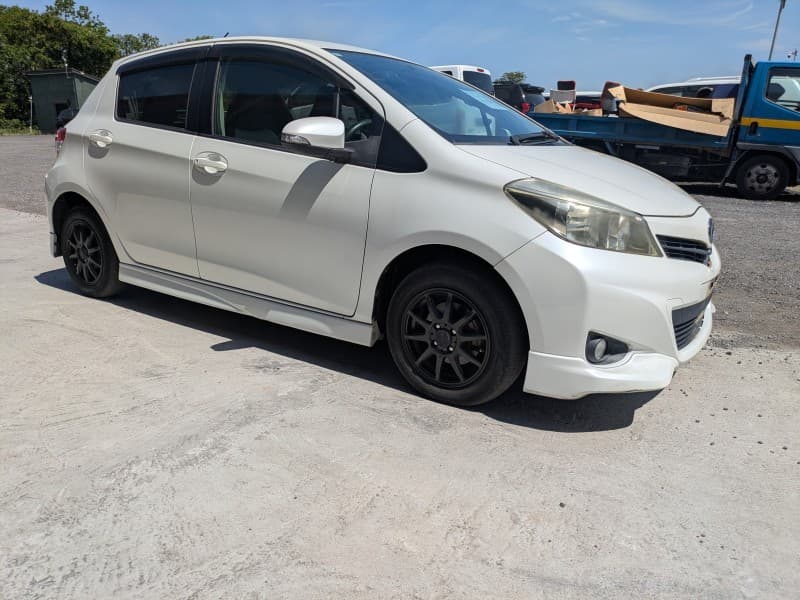 TOYOTA VITZ 2011