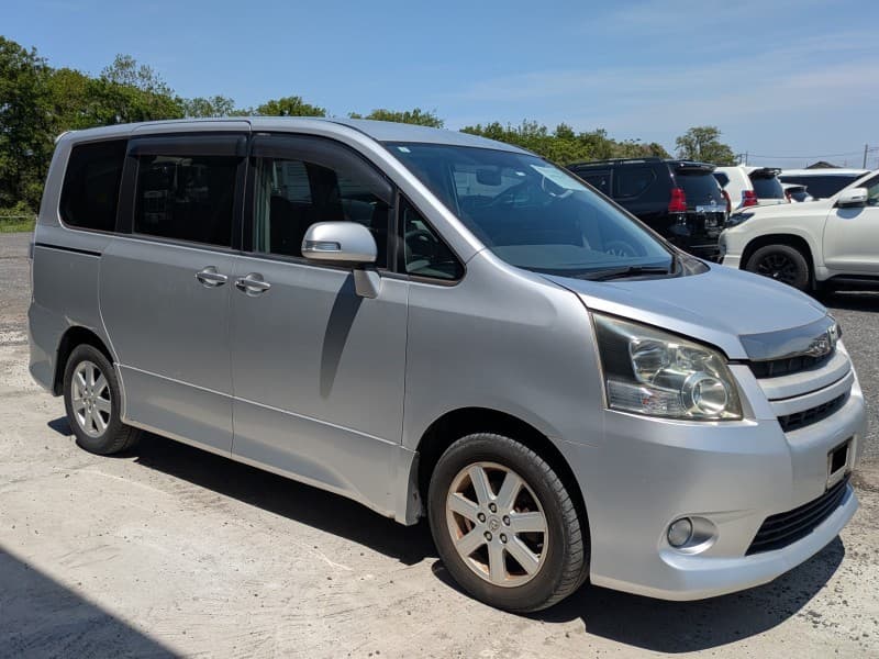 TOYOTA NOAH 2009