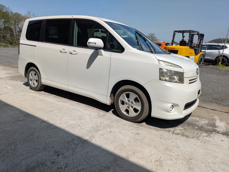 TOYOTA VOXY 2009