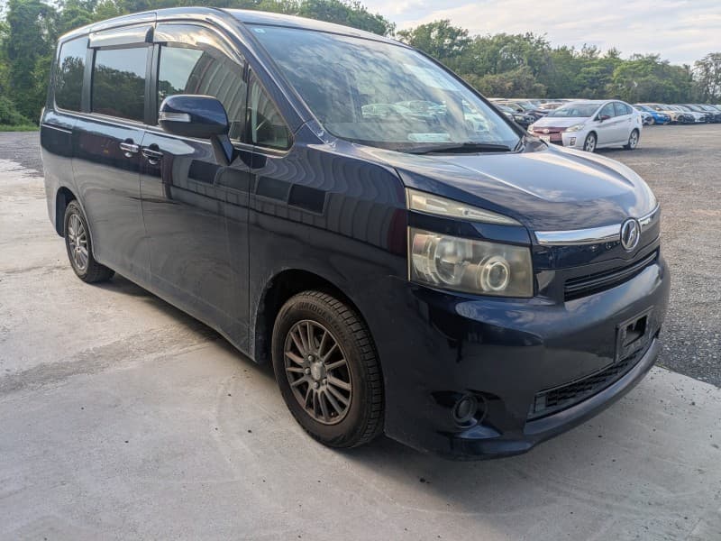 TOYOTA VOXY 2009