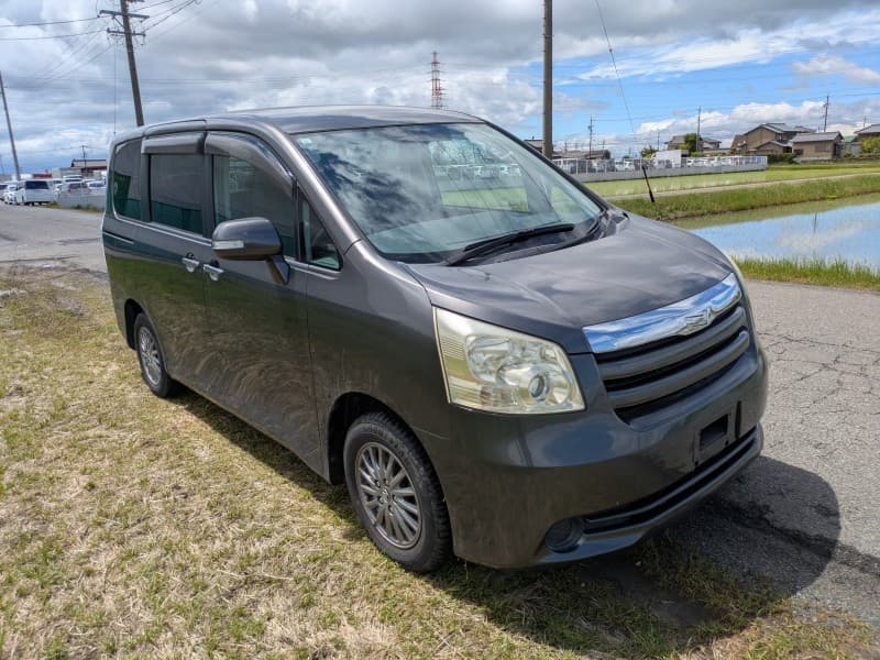 TOYOTA NOAH 2009