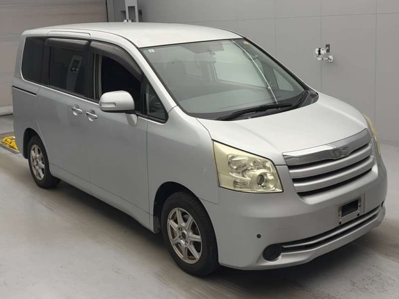 TOYOTA NOAH 2009
