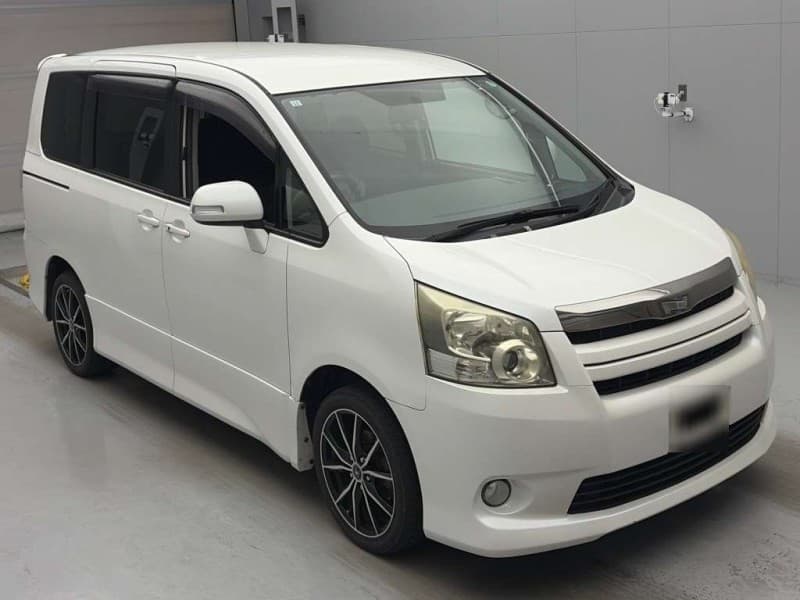 TOYOTA NOAH 2009
