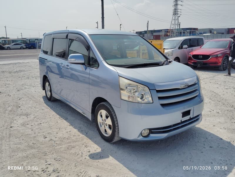 TOYOTA NOAH 2010