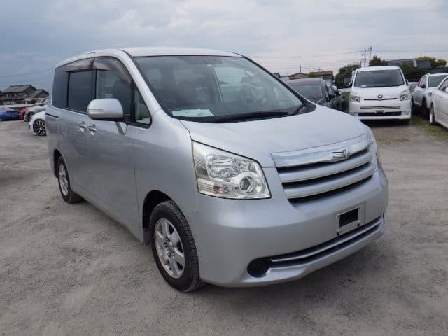 TOYOTA NOAH 2010