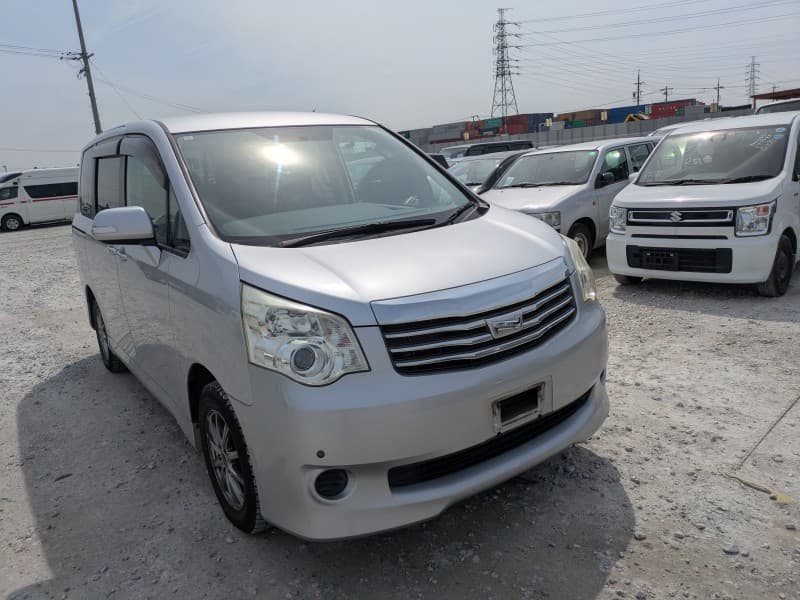 TOYOTA NOAH 2010