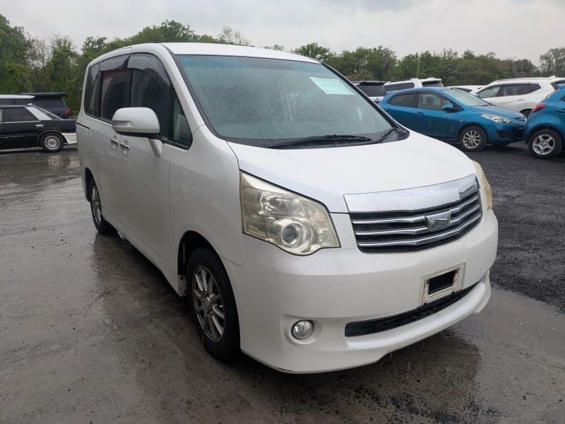 TOYOTA NOAH 2011