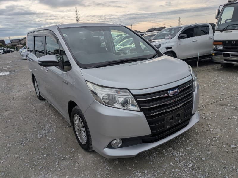 TOYOTA NOAH 2015