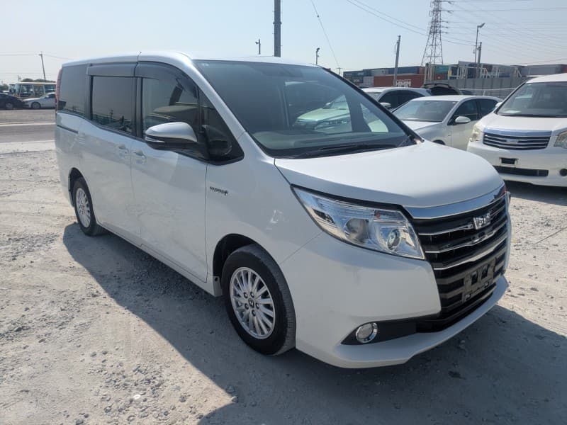 TOYOTA NOAH 2015